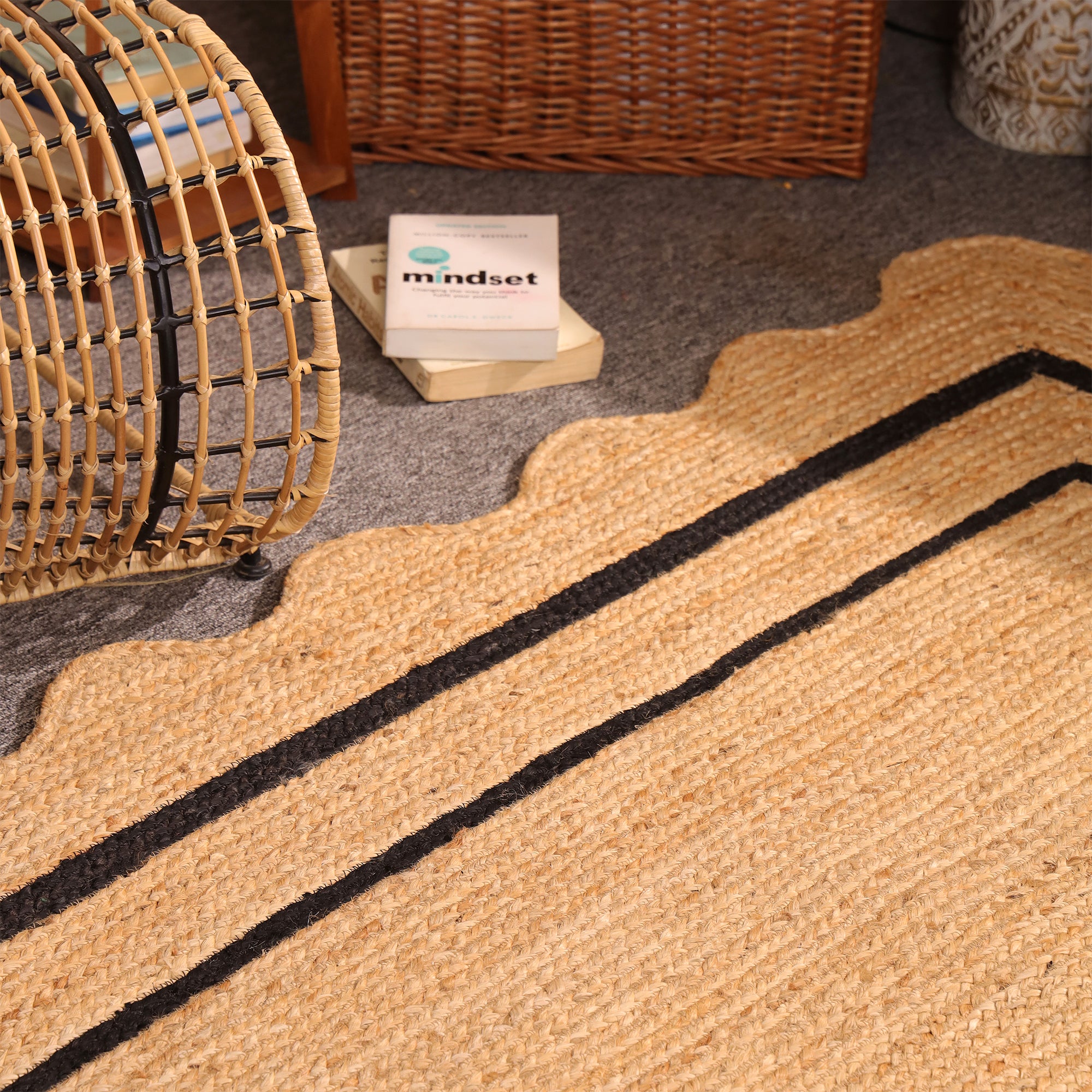 Handmade Natural Jute Area Rug with Black Border Scalloped Edge Braided Floor Carpet Eco-Friendly