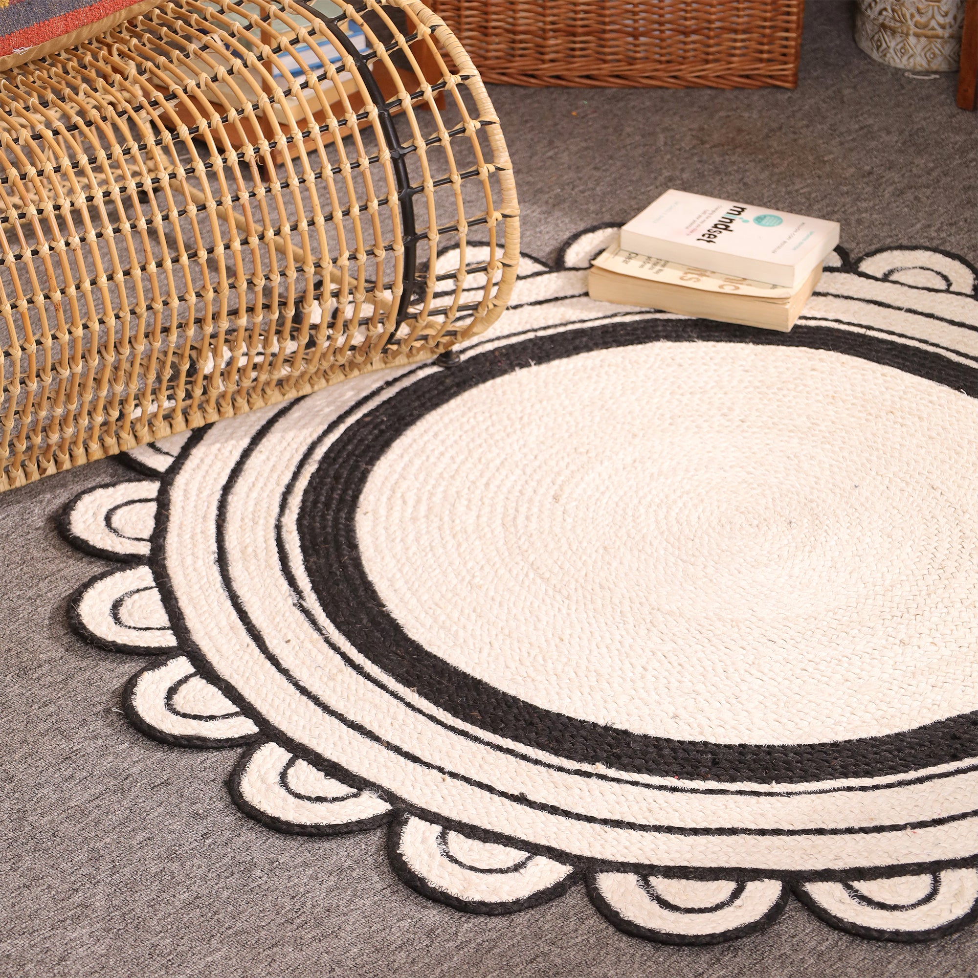 Round Black Border Jute Rug with Scalloped Edge – Handwoven Boho Natural Area Rug for Living Room & Bedroom