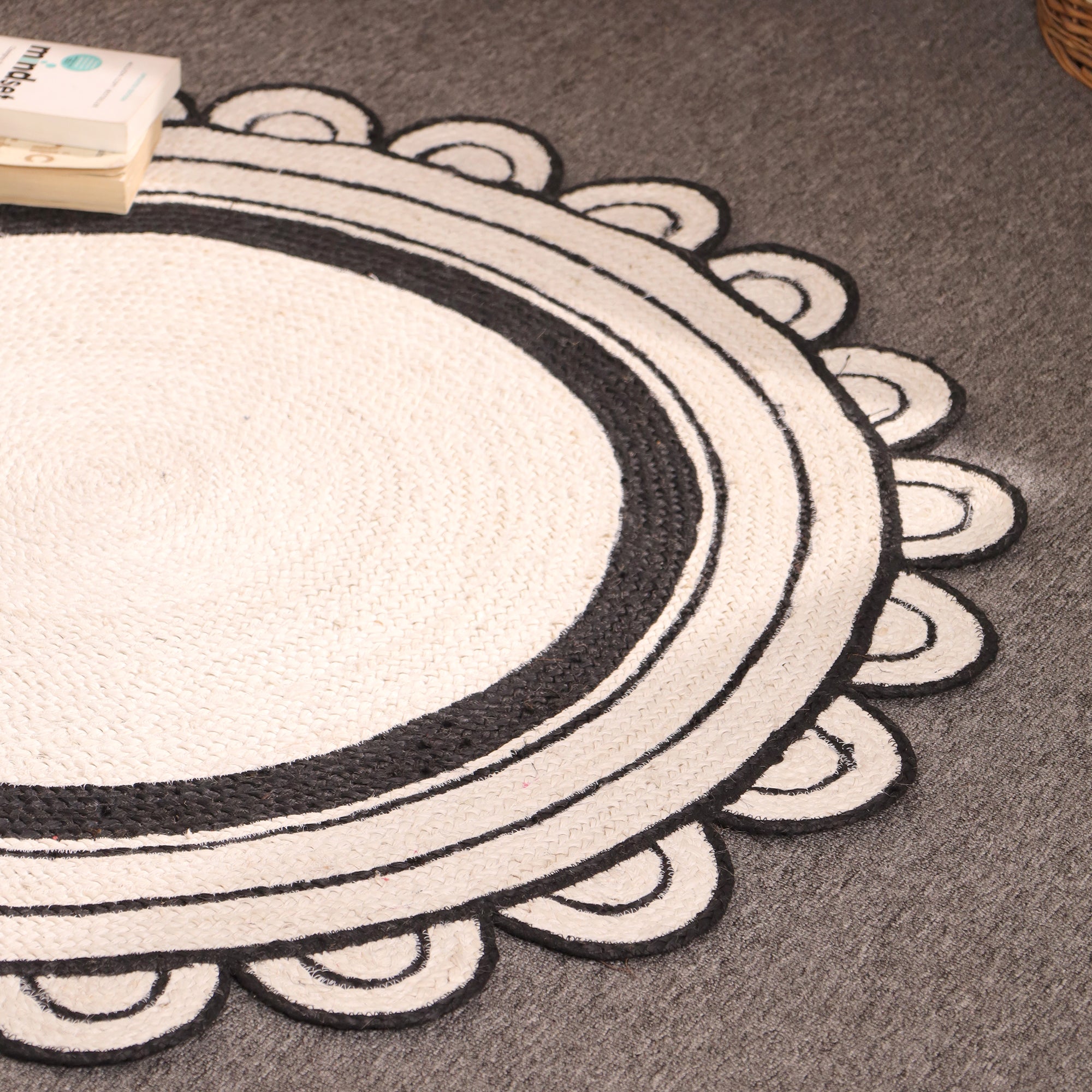 Round Black Border Jute Rug with Scalloped Edge – Handwoven Boho Natural Area Rug for Living Room & Bedroom