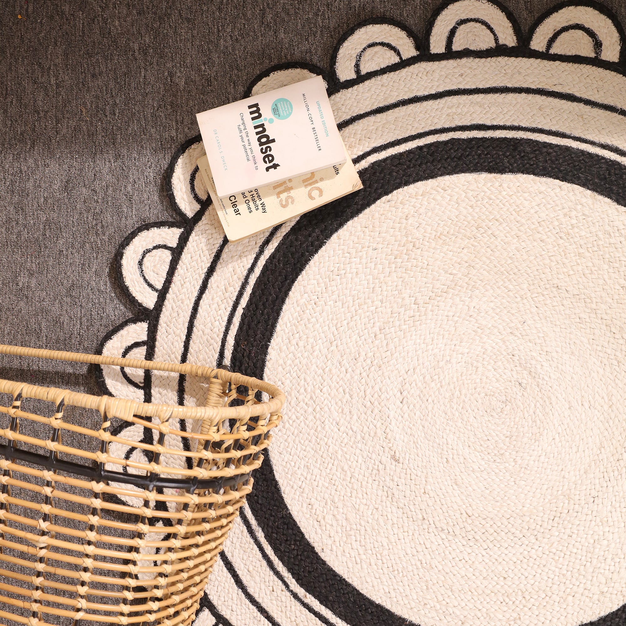 Round Black Border Jute Rug with Scalloped Edge – Handwoven Boho Natural Area Rug for Living Room & Bedroom