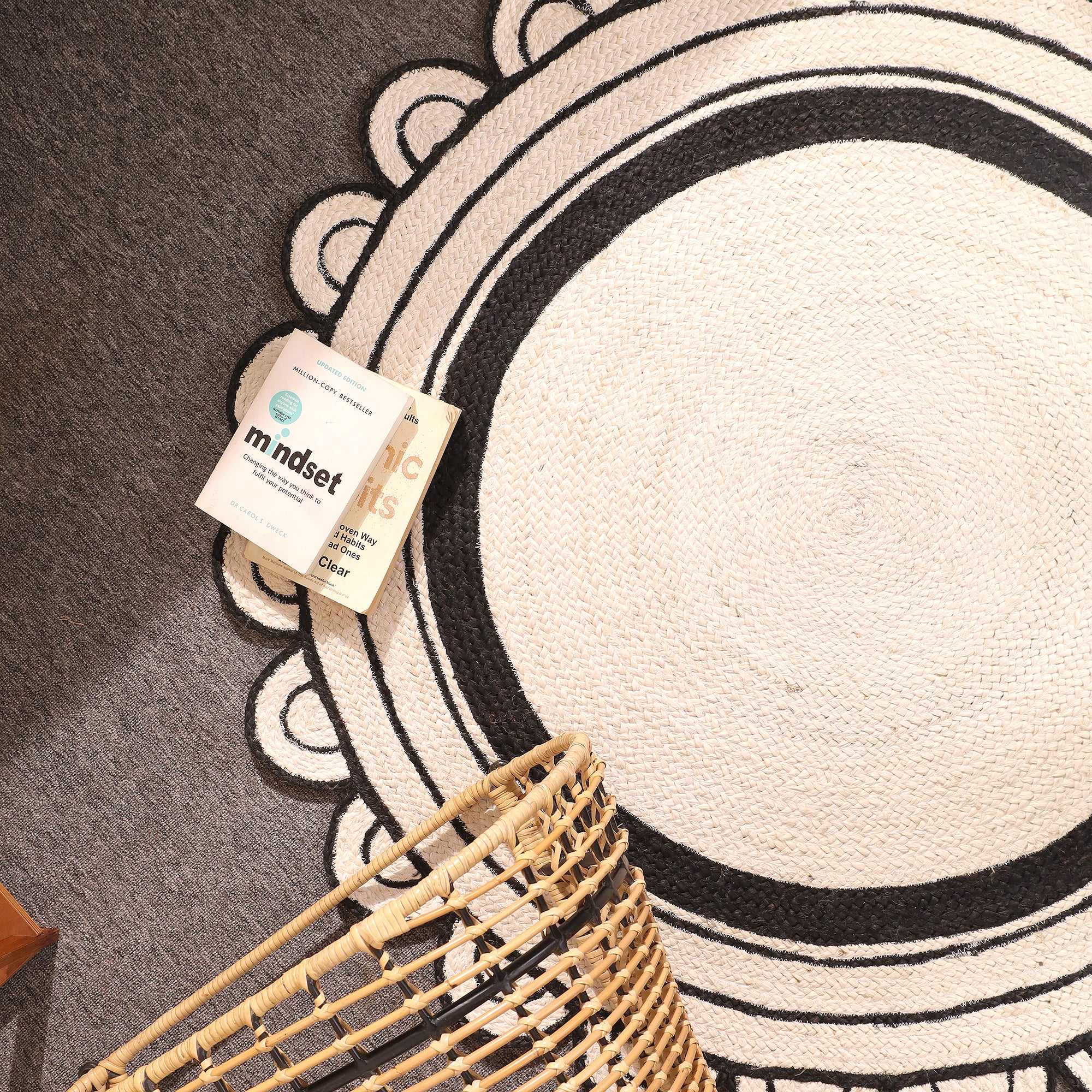 Round Black Border Jute Rug with Scalloped Edge – Handwoven Boho Natural Area Rug for Living Room & Bedroom