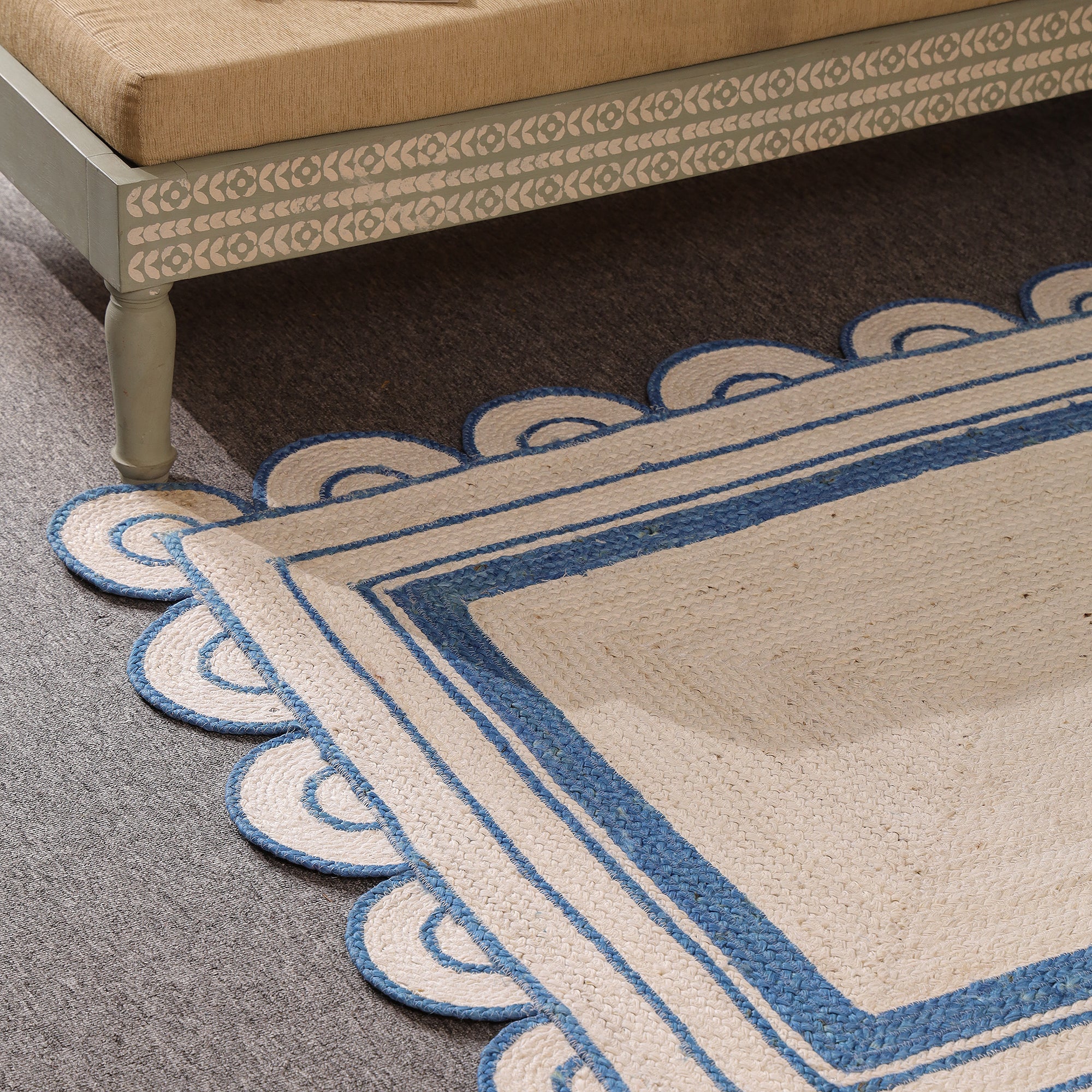 Handwoven Scalloped Border Jute Rug Natural & Blue Braided Area Rug