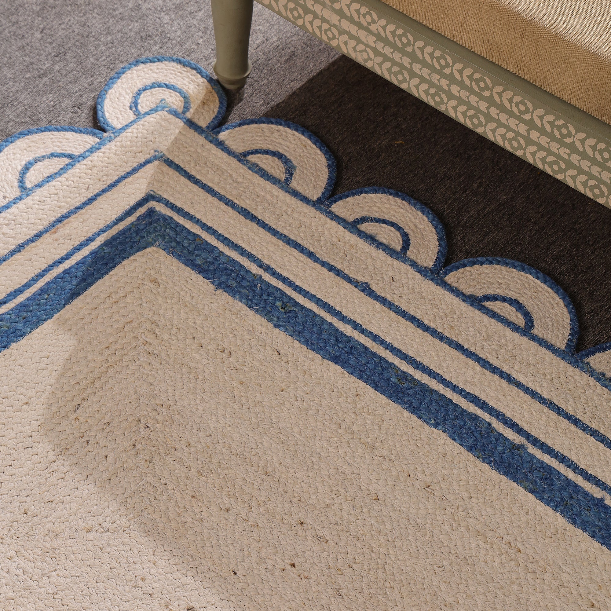 Handwoven Scalloped Border Jute Rug Natural & Blue Braided Area Rug