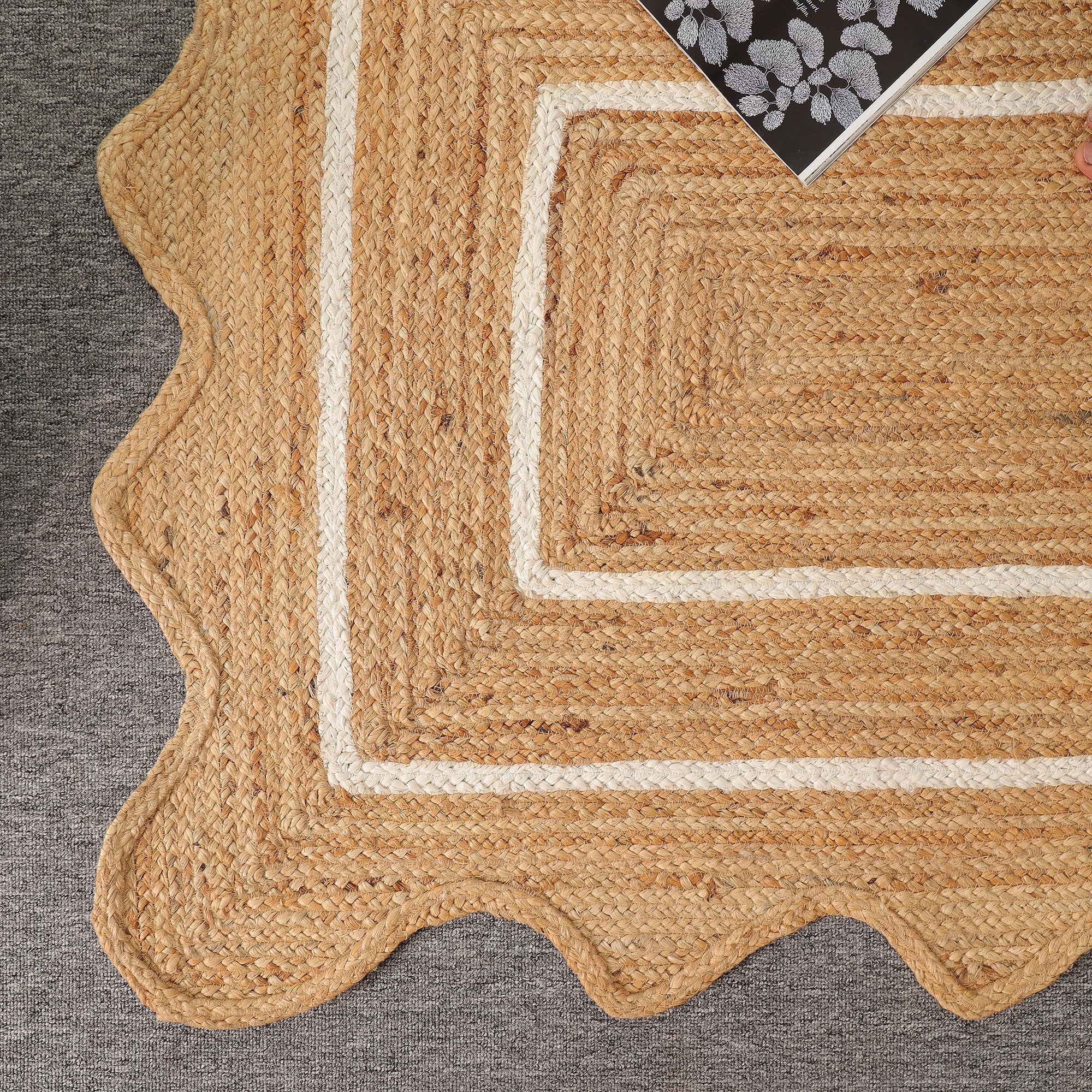 Natural Handwoven Sacalloped Jute Rug Eco-Friendly Braided Area Rug For Living