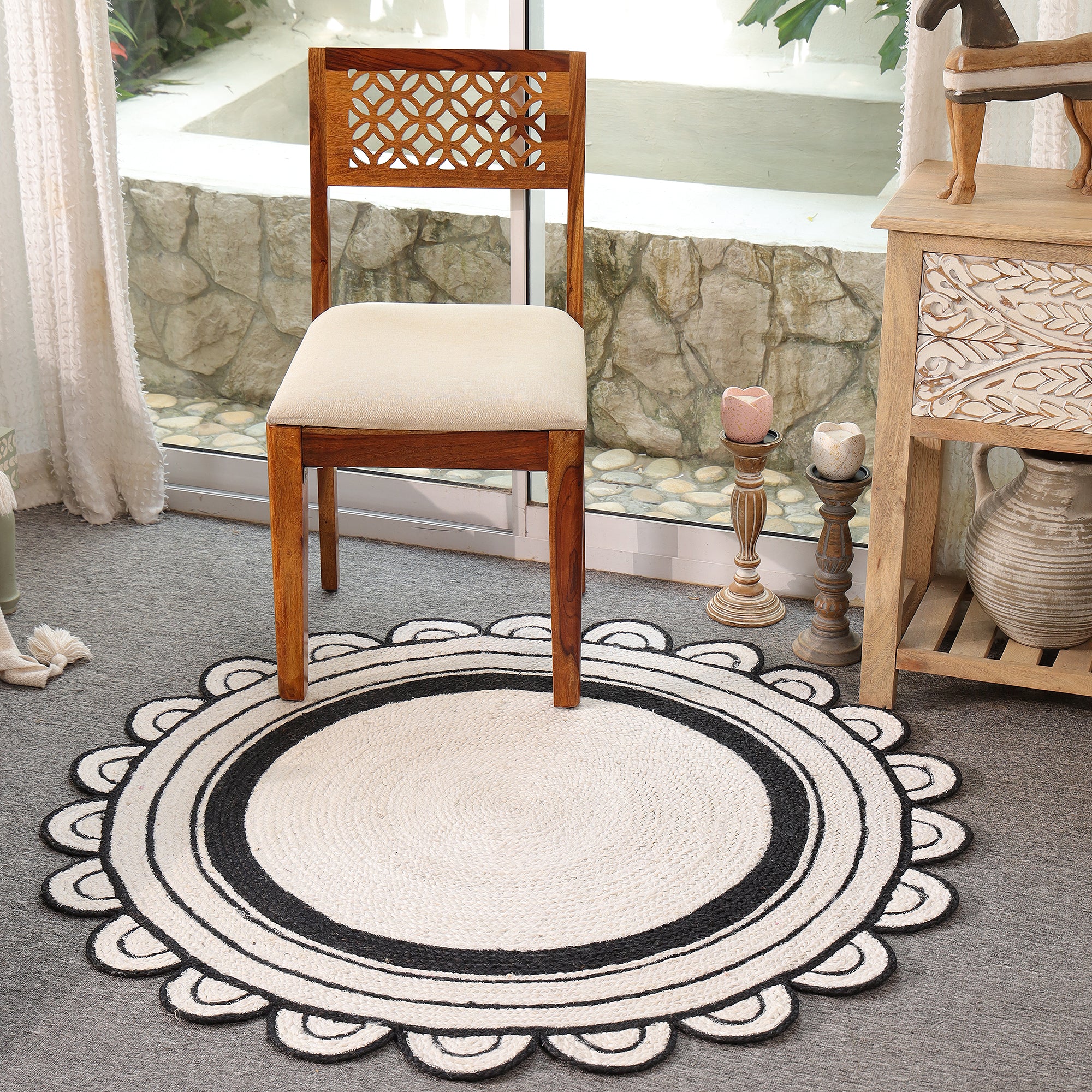 Handwoven Round Scalloped Jute Rug - Natural Ivory & Black Braided Area Rug