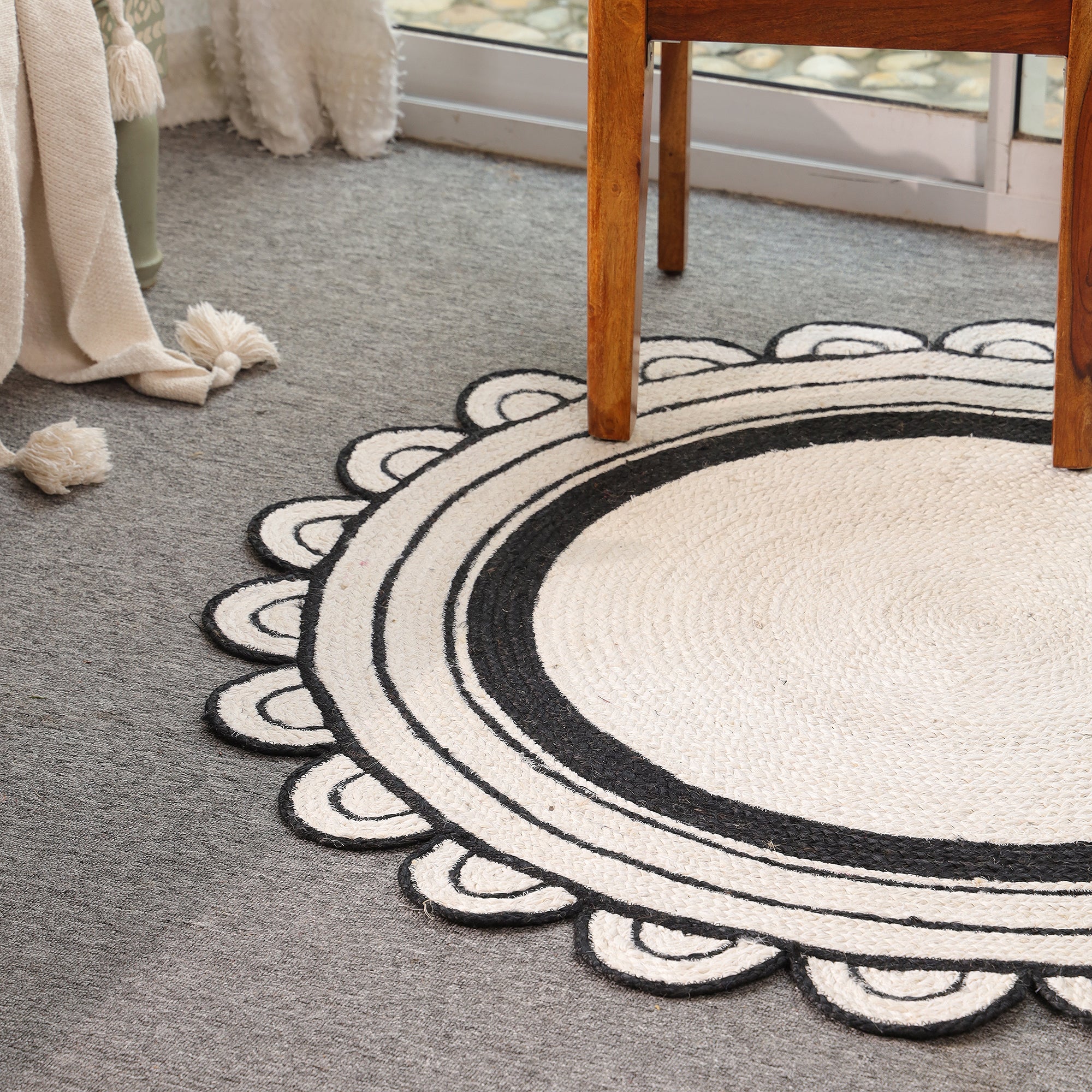 Handwoven Round Scalloped Jute Rug - Natural Ivory & Black Braided Area Rug
