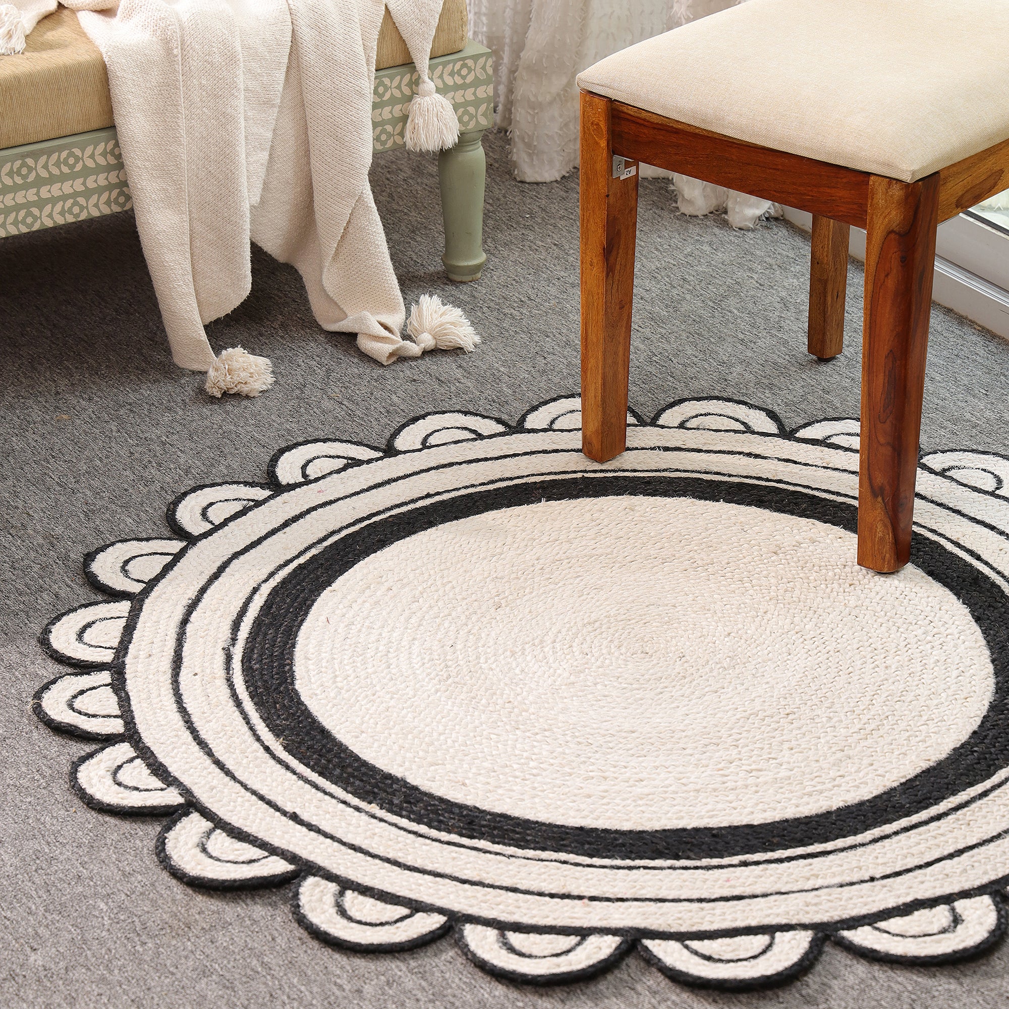 Handwoven Round Scalloped Jute Rug - Natural Ivory & Black Braided Area Rug