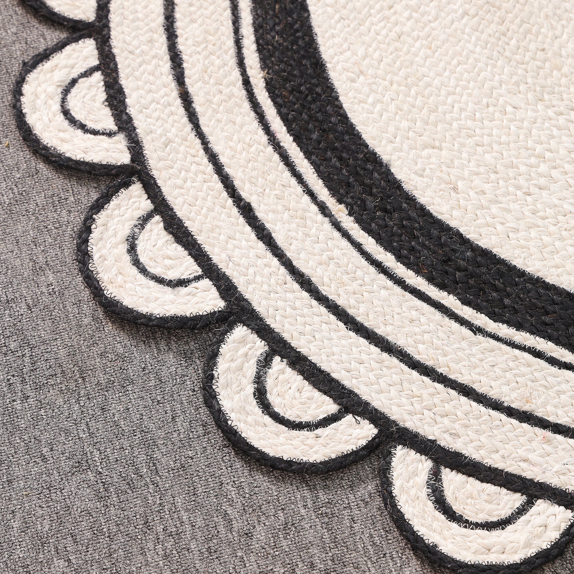 Handwoven Round Scalloped Jute Rug - Natural Ivory & Black Braided Area Rug
