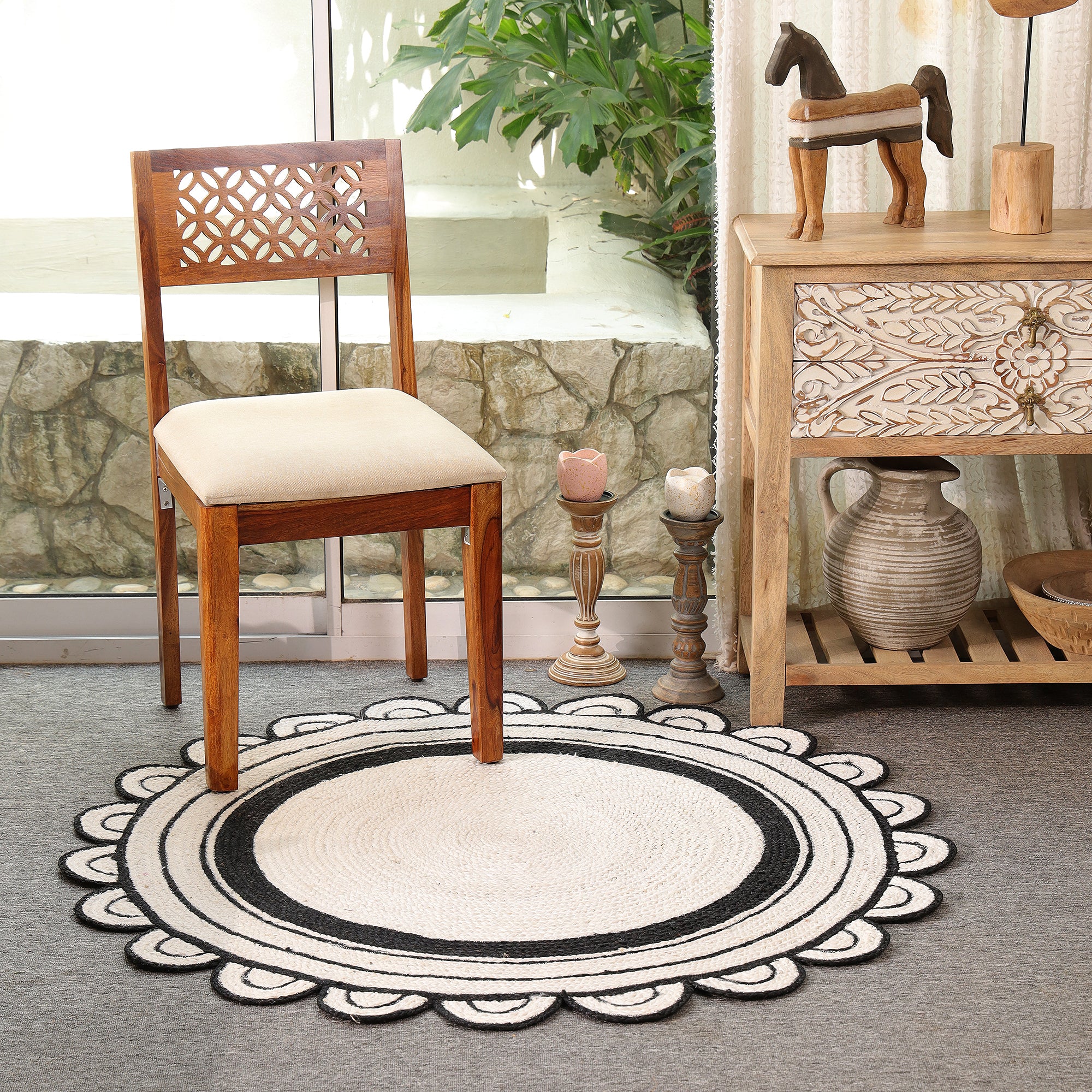 Handwoven Round Scalloped Jute Rug - Natural Ivory & Black Braided Area Rug