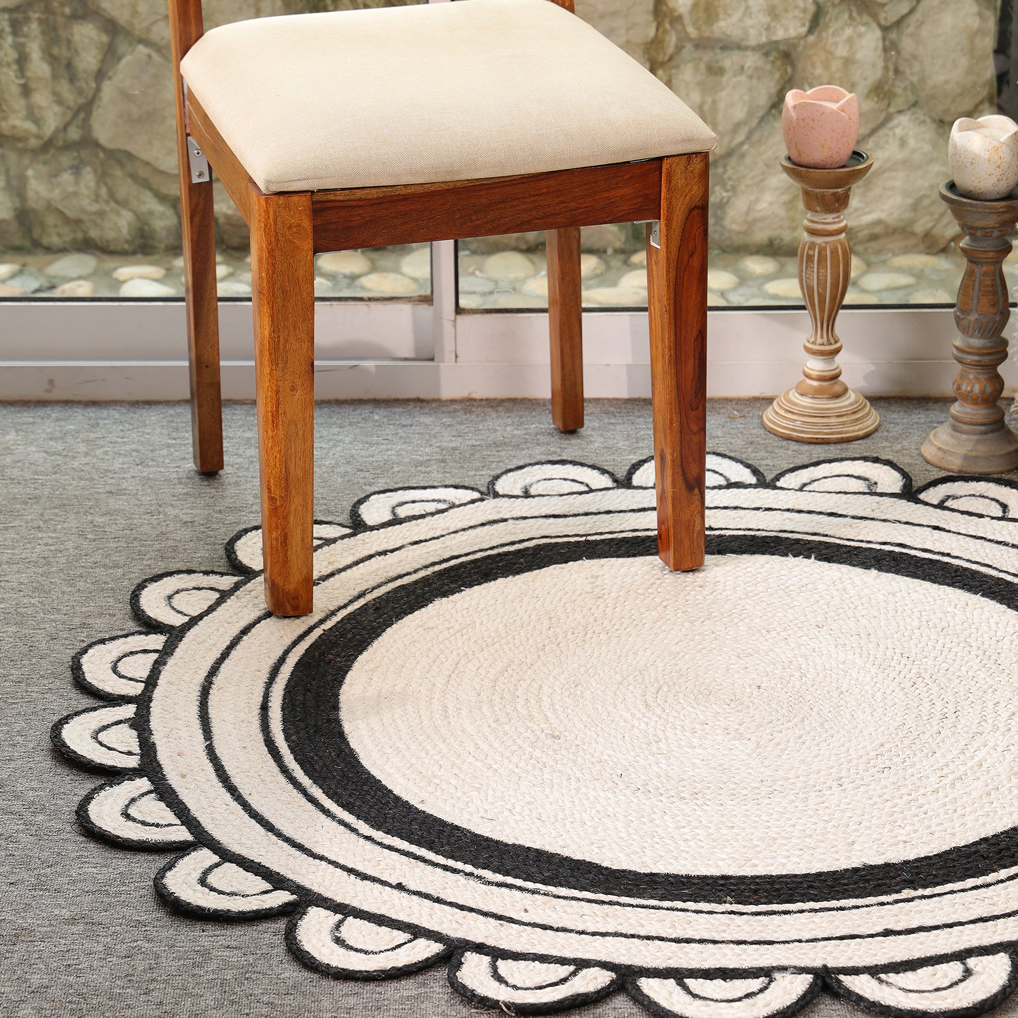 Handwoven Round Scalloped Jute Rug - Natural Ivory & Black Braided Area Rug