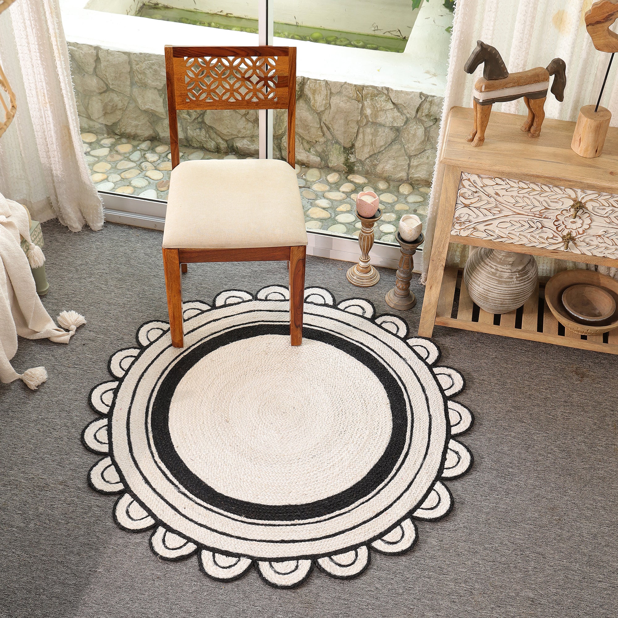 Handwoven Round Scalloped Jute Rug - Natural Ivory & Black Braided Area Rug