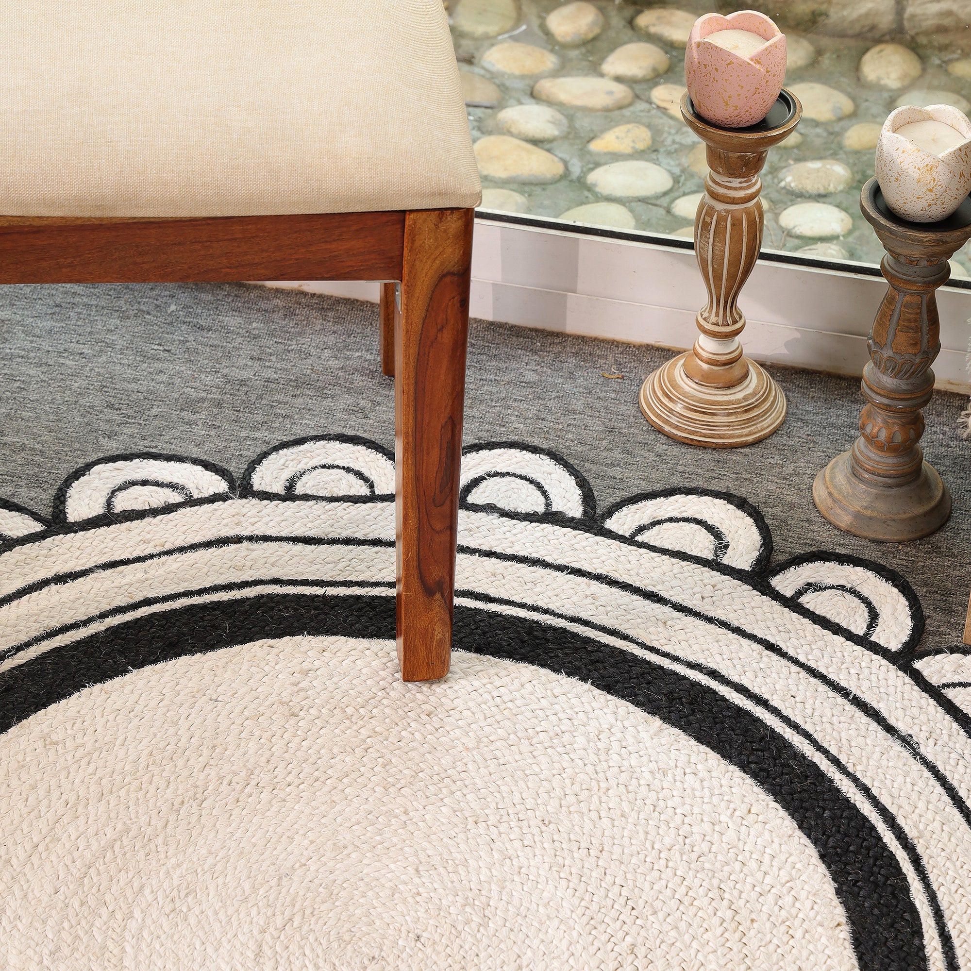 Handwoven Round Scalloped Jute Rug - Natural Ivory & Black Braided Area Rug