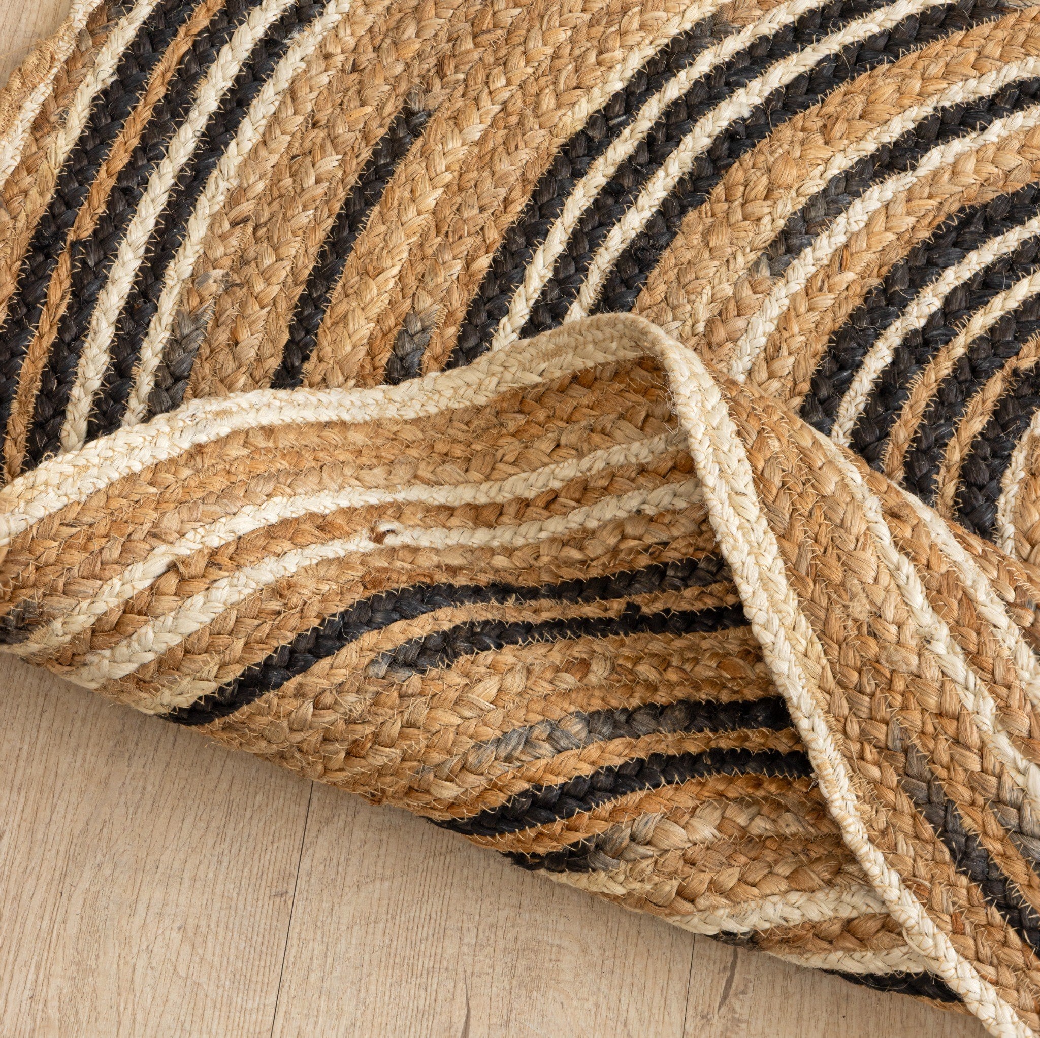 Handwoven Round Jute Rug - Natural & Black Braided Area Rug Eco-Friendly Boho Floor Carpet