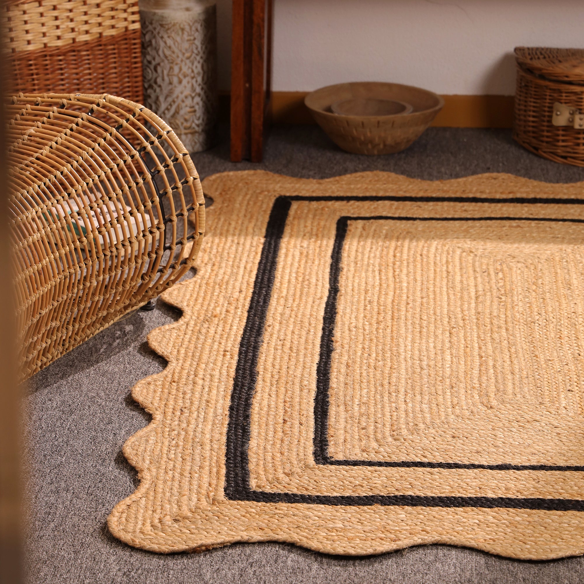 Handmade Natural Jute Area Rug with Black Border Scalloped Edge Braided Floor Carpet Eco-Friendly