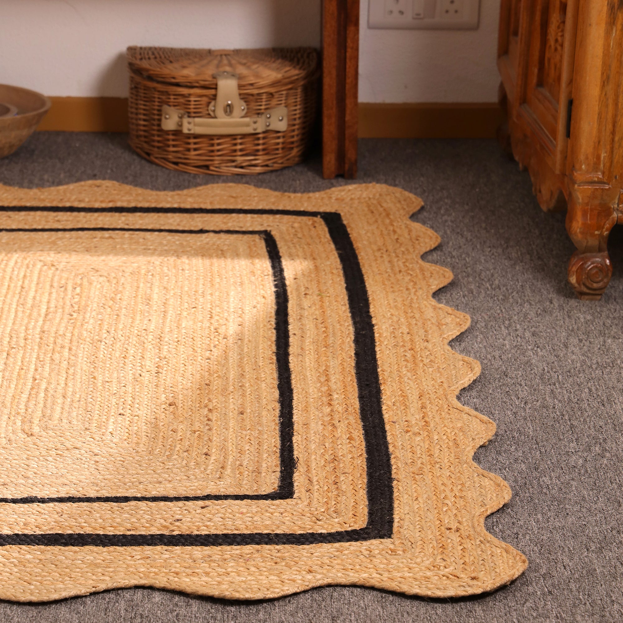 Handmade Natural Jute Area Rug with Black Border Scalloped Edge Braided Floor Carpet Eco-Friendly