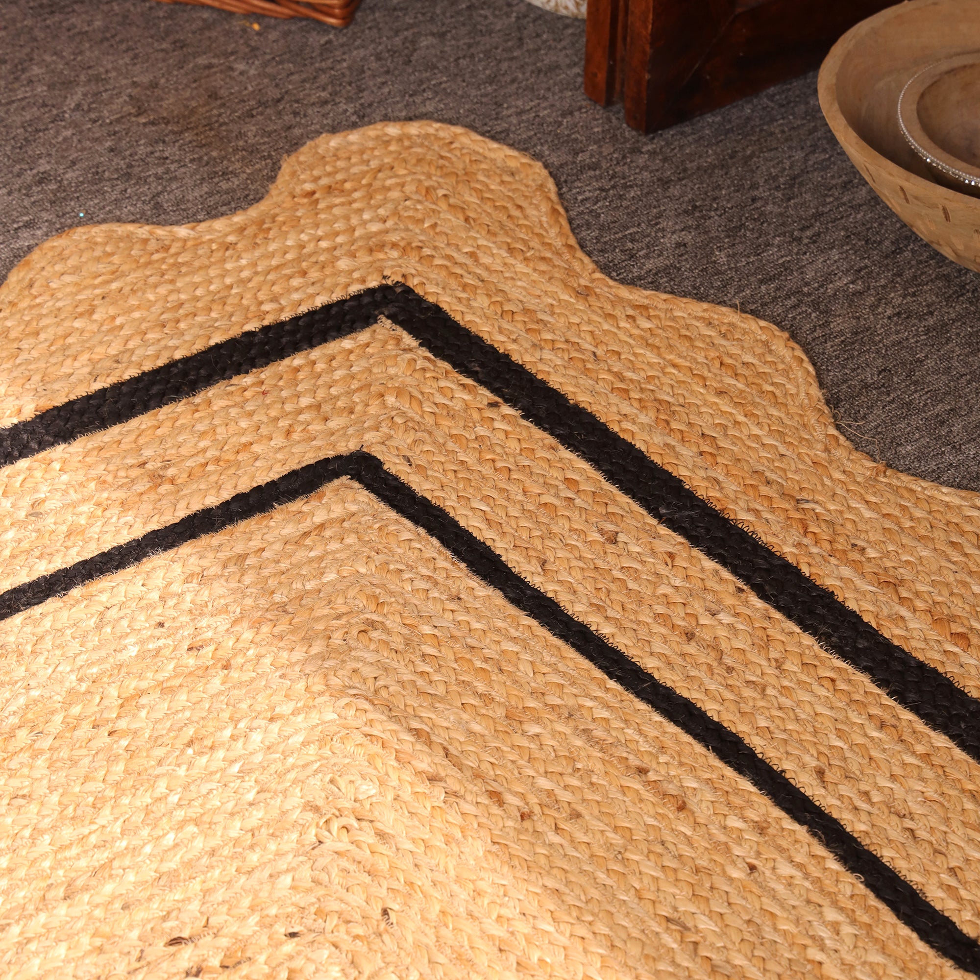 Handmade Natural Jute Area Rug with Black Border Scalloped Edge Braided Floor Carpet Eco-Friendly