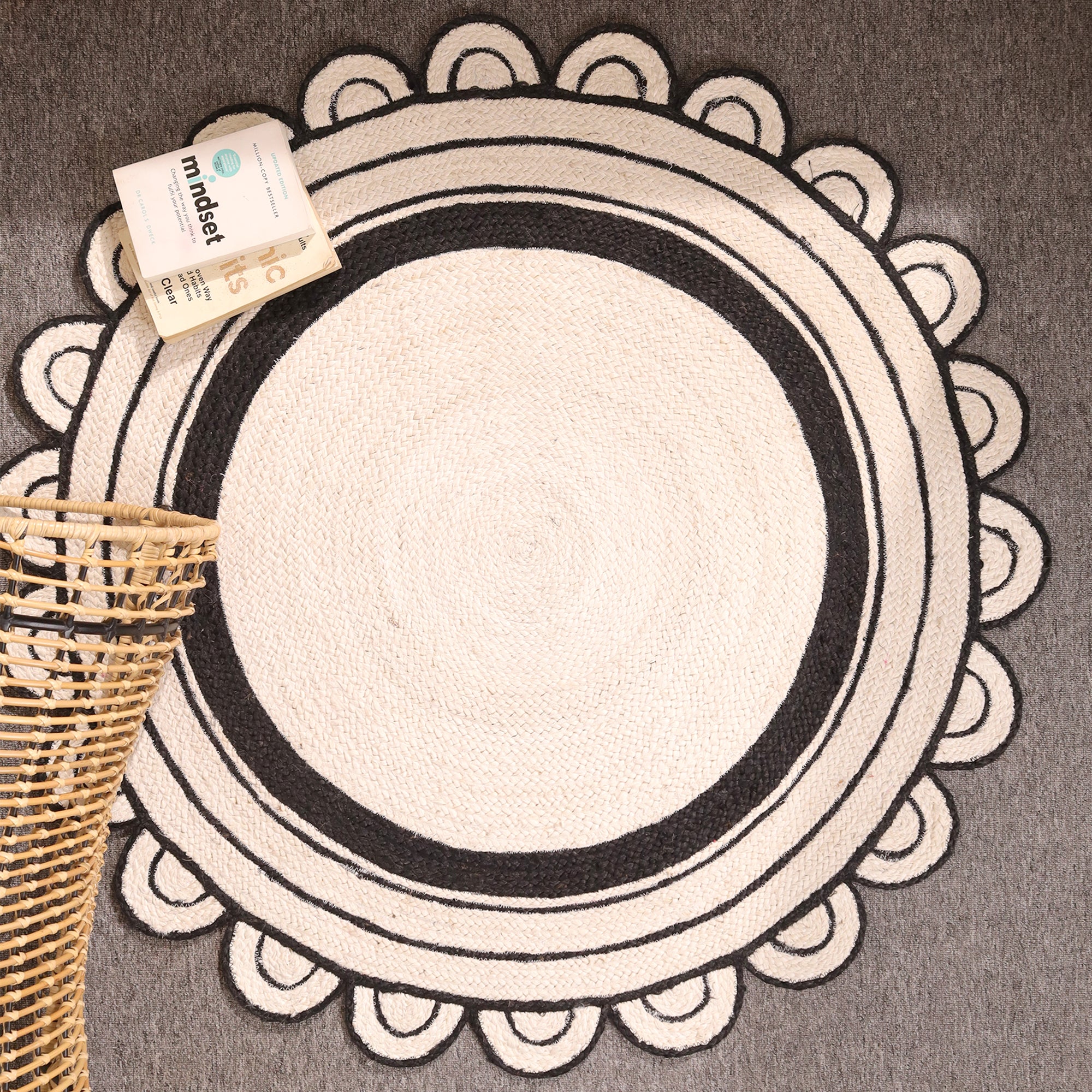 Round Black Border Jute Rug with Scalloped Edge – Handwoven Boho Natural Area Rug for Living Room & Bedroom