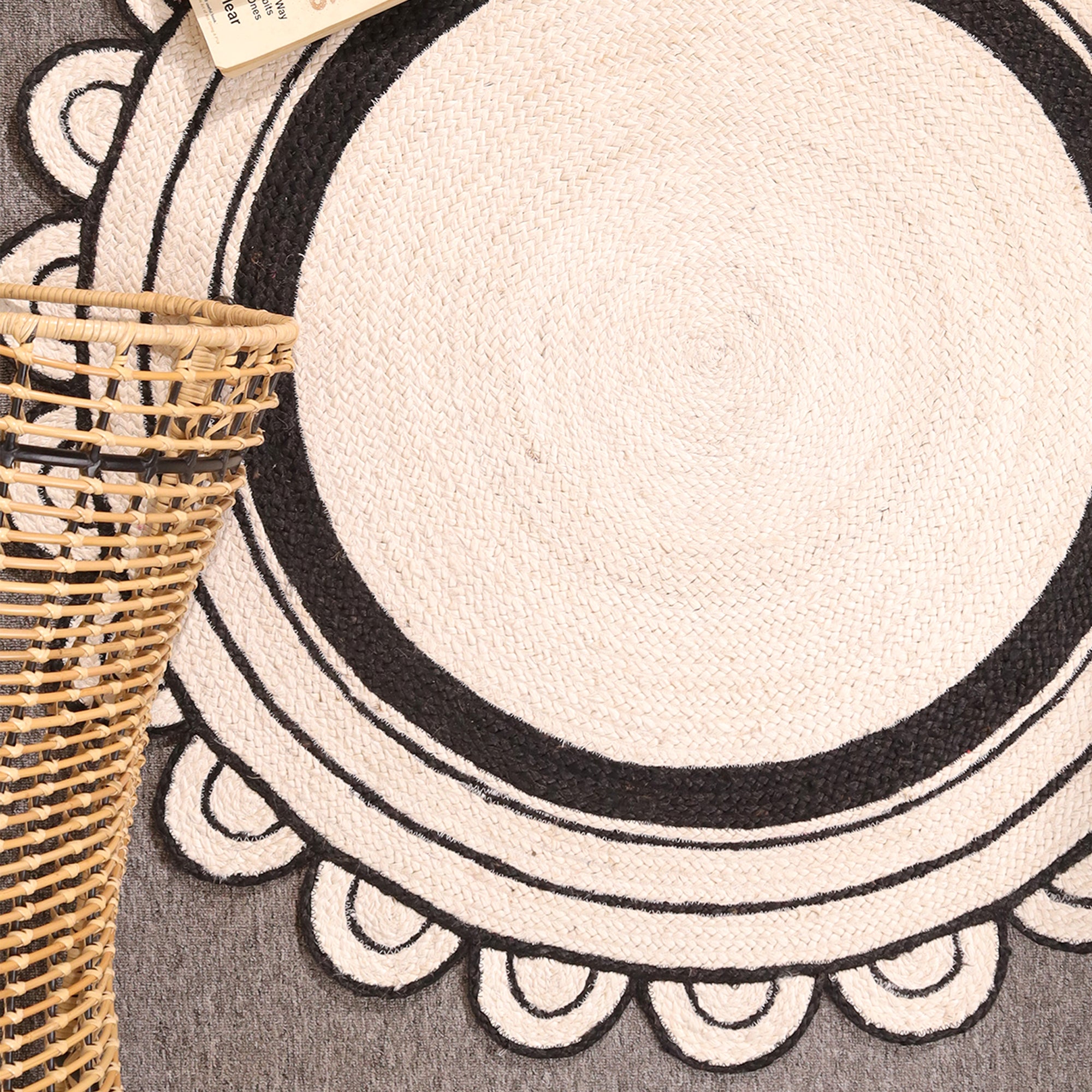 Round Black Border Jute Rug with Scalloped Edge – Handwoven Boho Natural Area Rug for Living Room & Bedroom