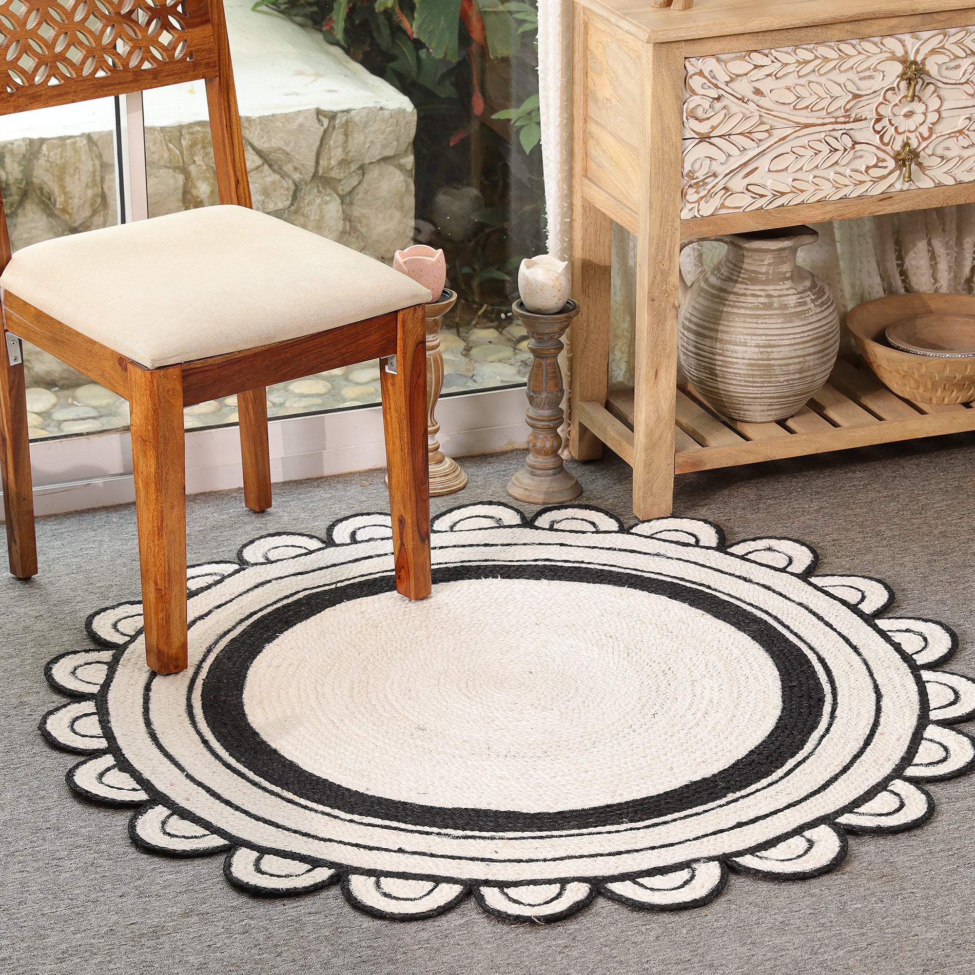 Handwoven Round Scalloped Jute Rug - Natural Ivory & Black Braided Area Rug
